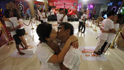 Kỷ lục nụ hôn lâu nhất trong ngày Valentine - VOH ( https://voh.com.vn › chuyen-la › ky-... ) 