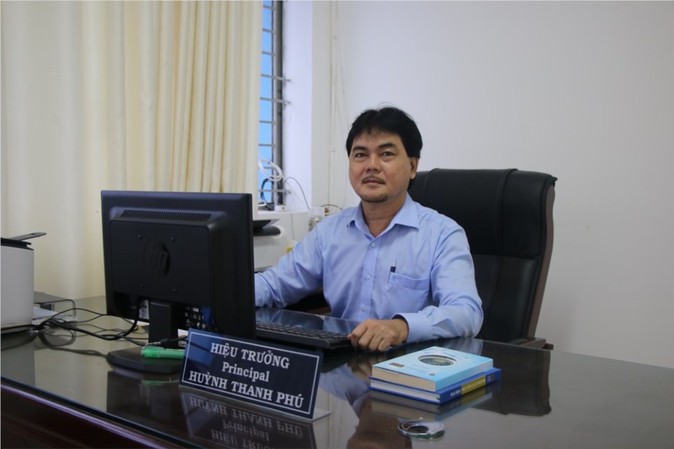 Thầy Huỳnh Thanh Phú, Hiệu trưởng nhà trường trường THPT Nguyễn Du (quận 10, TPHCM)