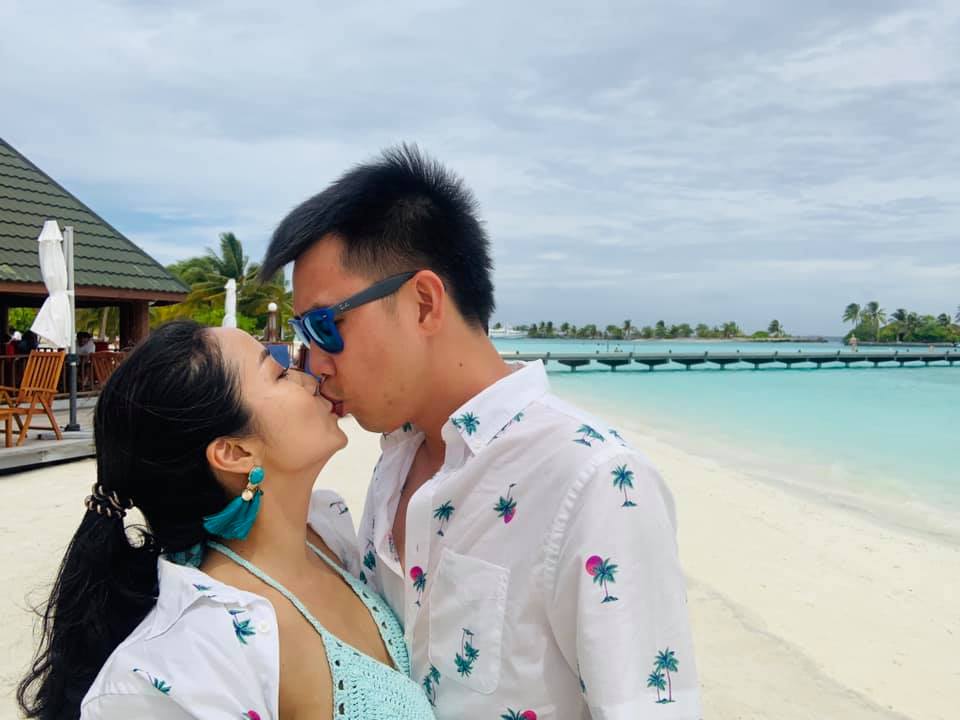 Trốn' con đi nghỉ dưỡng, Ốc Thanh Vân và Trí Rùa gây sốt với bộ ảnh ngọt ngào như vợ chồng son