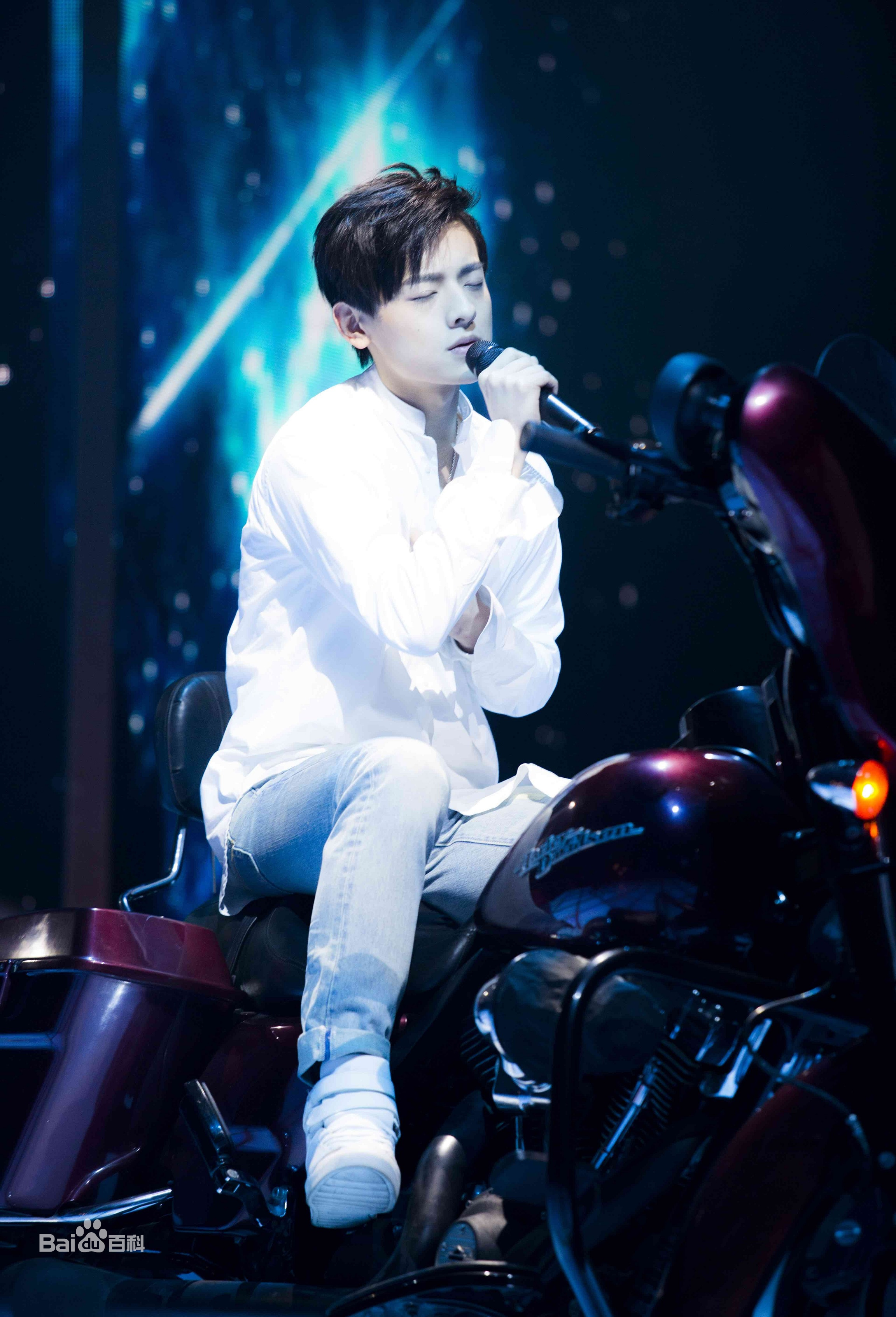 Tiểu sử Bạch Chú: 'Cơn mưa đúng lúc' thấm thuần vị tươi mát trong lòng fan