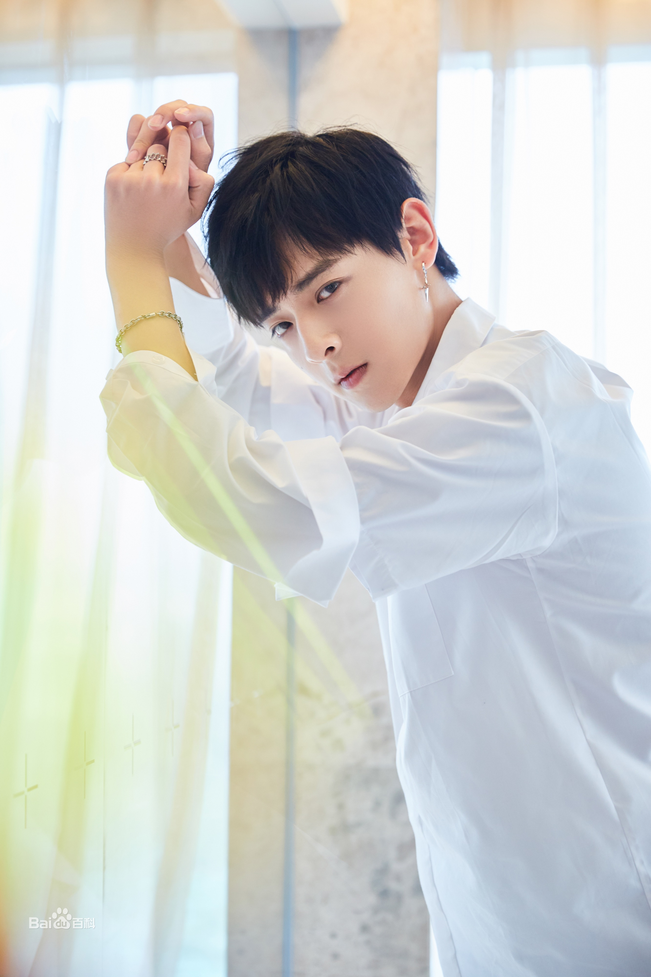 Tiểu sử Bạch Chú: 'Cơn mưa đúng lúc' thấm thuần vị tươi mát trong lòng fan